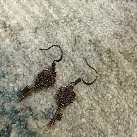 Vintage Key Design Earrings - Picture 4 of 4